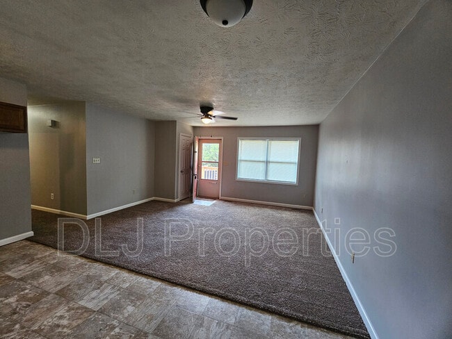 Building Photo - 504 Betty Lou Dr