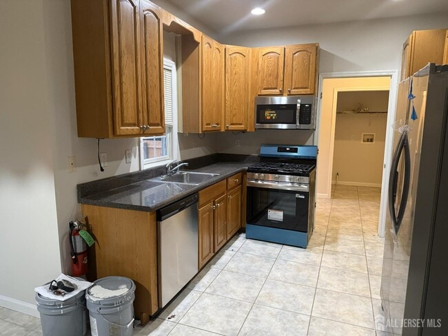 Building Photo - 555 Georges Rd