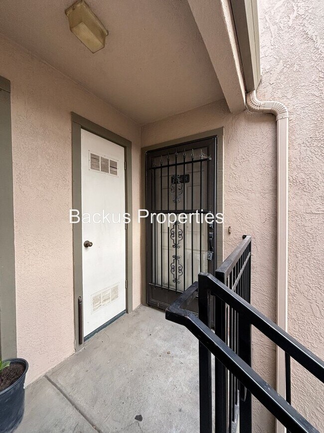 Foto del edificio - Great upstairs two bedroom condo