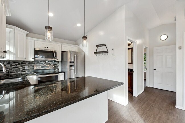 Building Photo - 2 bedroom, 1 bath apartment, close to down...