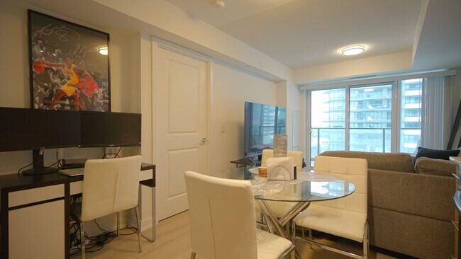 Photo du bâtiment - 1435-1435 Celebration Dr