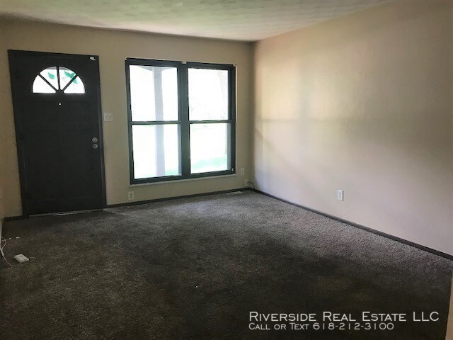 Building Photo - 3 bedroom house with Attached 1 car garage!