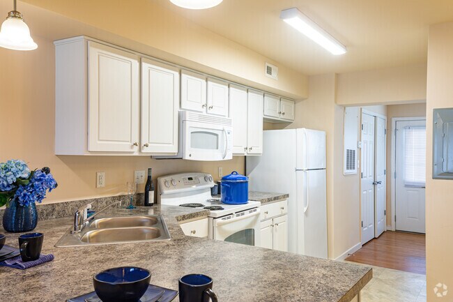 2HAB/1.5BA - Hermitage Manor