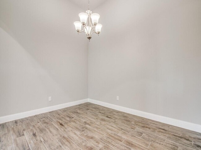 Building Photo - 521 Redbud Dr