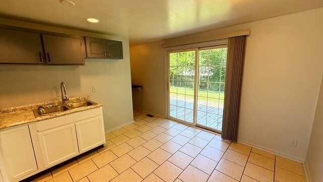Building Photo - WEST SIDE UPDATED 3 BEDROOM RANCH HOME AVAILABLE NOW!