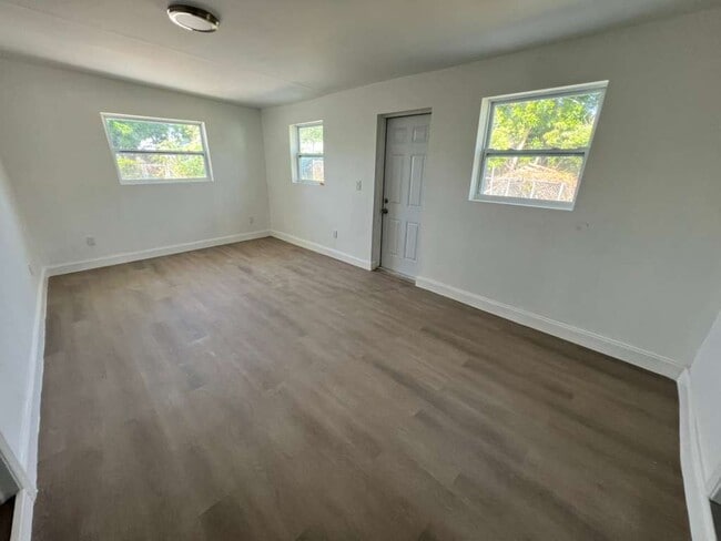 Building Photo - 422 SW 4th Ave