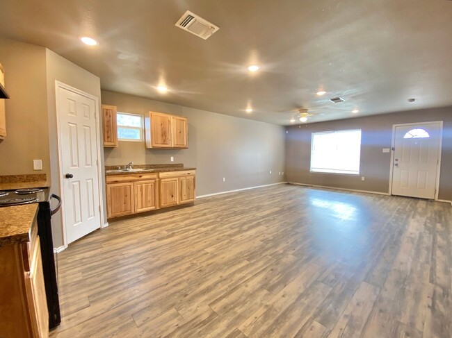 Building Photo - MOVE IN SPECIAL - $400 off 2nd months rent