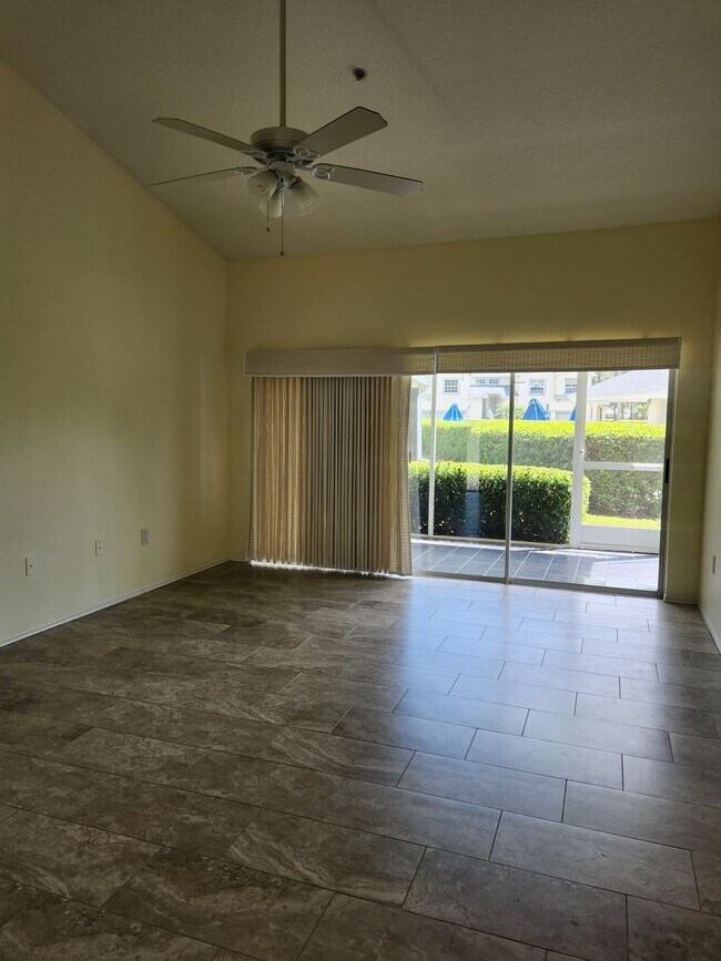 Foto del edificio - 6330 Green Oaks Cir