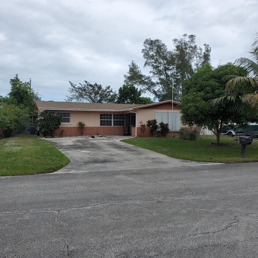Foto del edificio - 692 Snead Cir