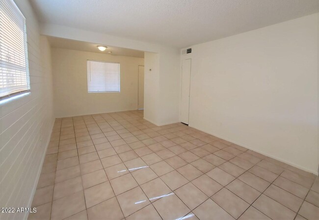 Building Photo - 1519 W Desert Cove Ave