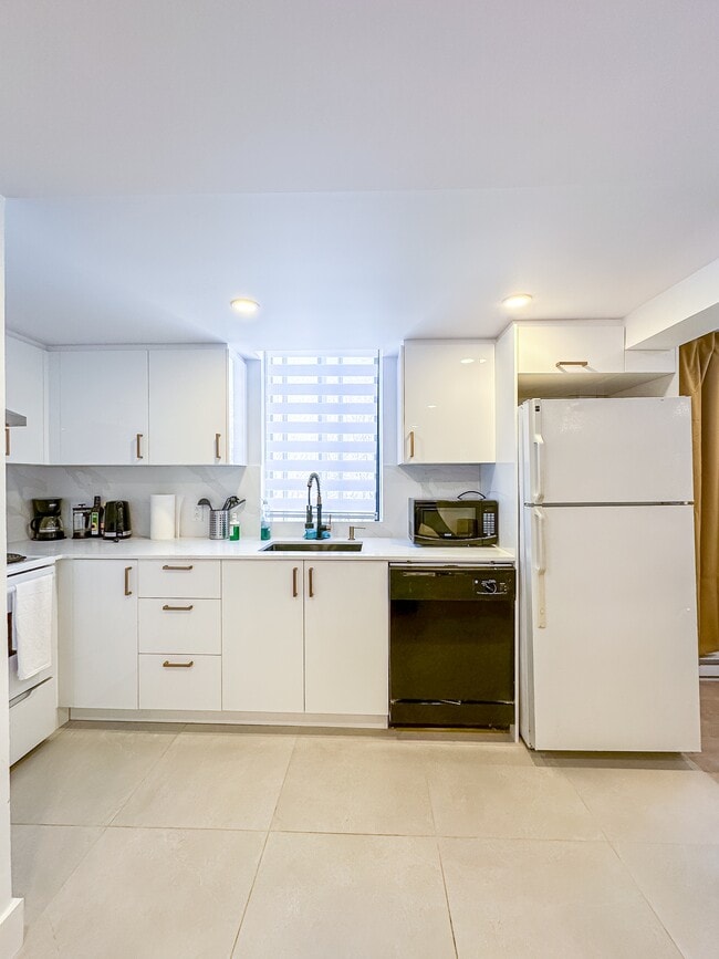 Building Photo - 461 Rue Rachel