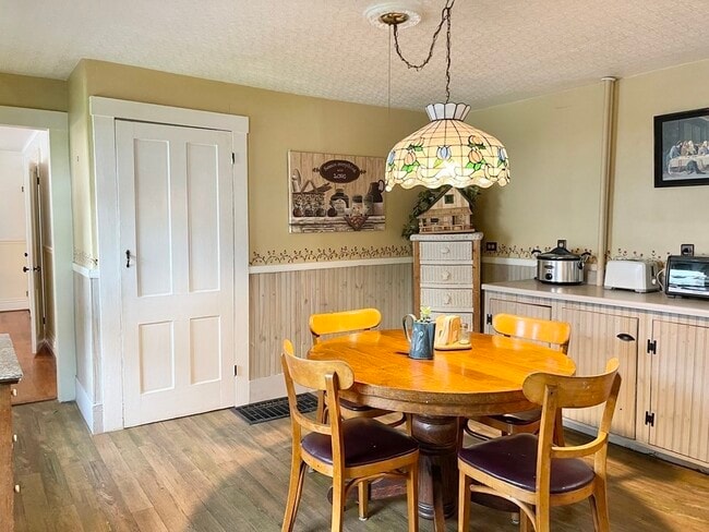 Building Photo - 196 Main St