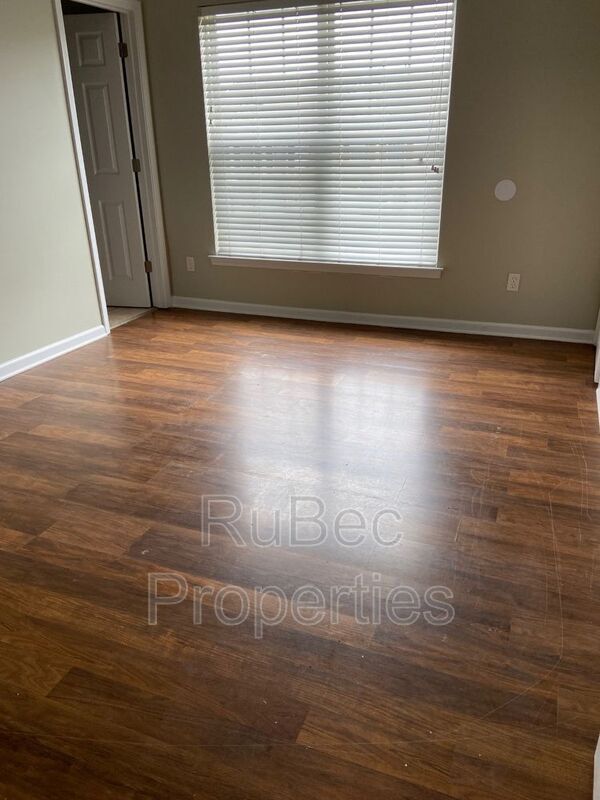 Foto del edificio - 5309 Esther Ln