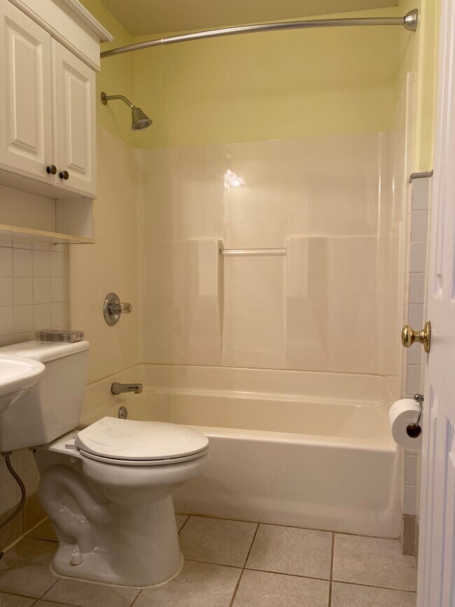 Bathroom - 622 Putnam St