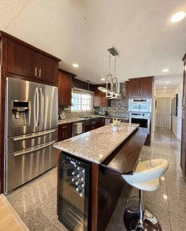 Foto del edificio - $3,600 / 3br - 1186ft2 - Modern 3BR/2BA Si...