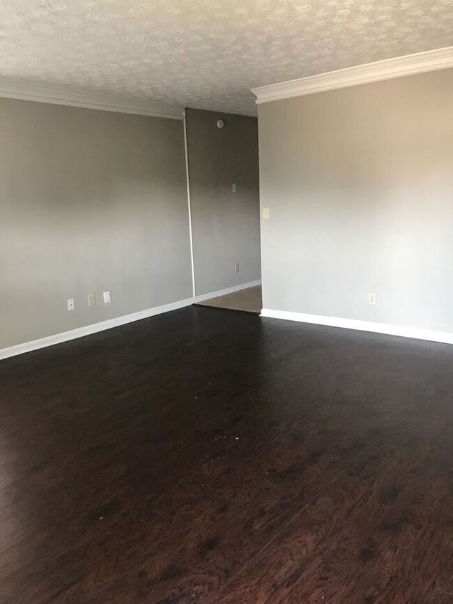Building Photo - Available now!!! 2 bedroom 1 bath duplex!