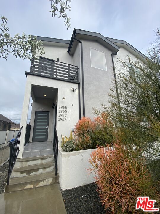 Building Photo - 3955 S Budlong Ave