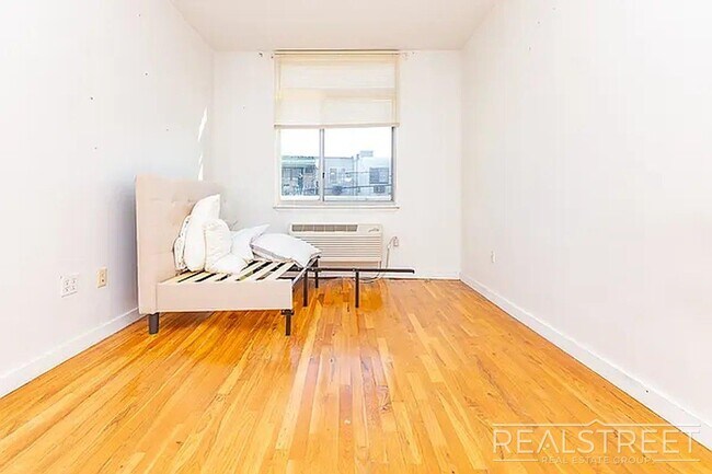 Foto del edificio - Massive Outdoor Patio | Spacious 3BR/2BA Apartment in Bushwick–East Williamsburg