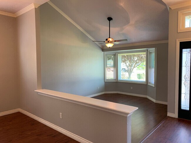 Building Photo - Beautiful 3 Bed West Bakersfield Home W/Po...