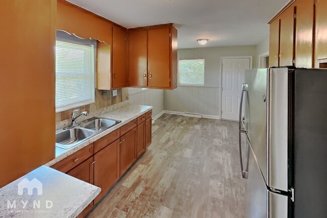 Building Photo - 5201 Pinebrook Dr
