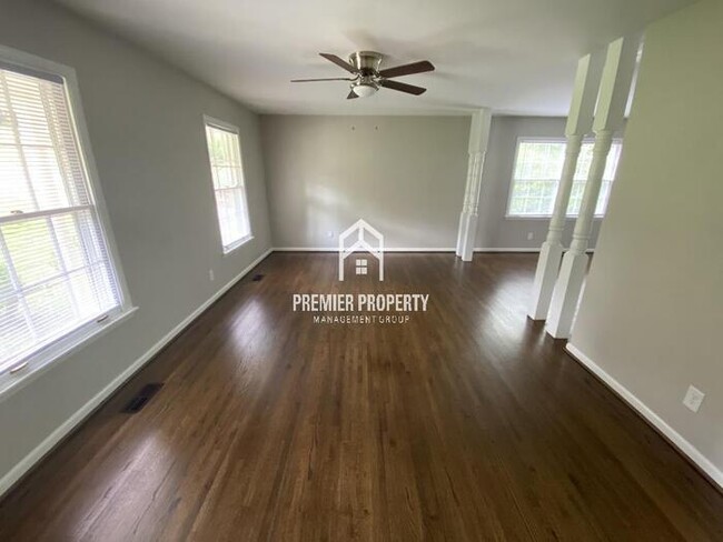 Foto del edificio - 2457 Jamestown Dr