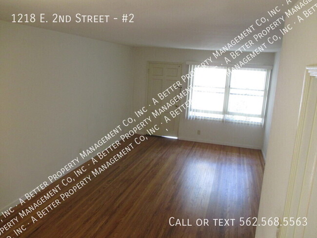 Building Photo - Lower gated 1 bed w/hardwood floors & onsi...