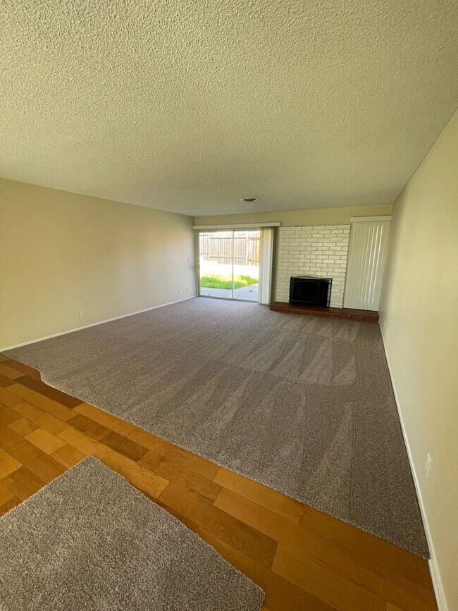 Building Photo - Great location in Camarillo - Las Posas Ga...