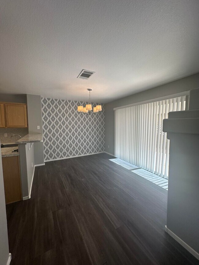 Building Photo - Lovely remodeled townhome in gated community