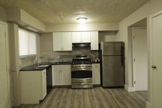 Building Photo - 218-222 Hinkle Ave