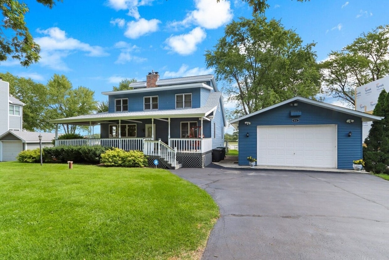 Building Photo - Lake Delavan Furnished Waterfront Home Ava...