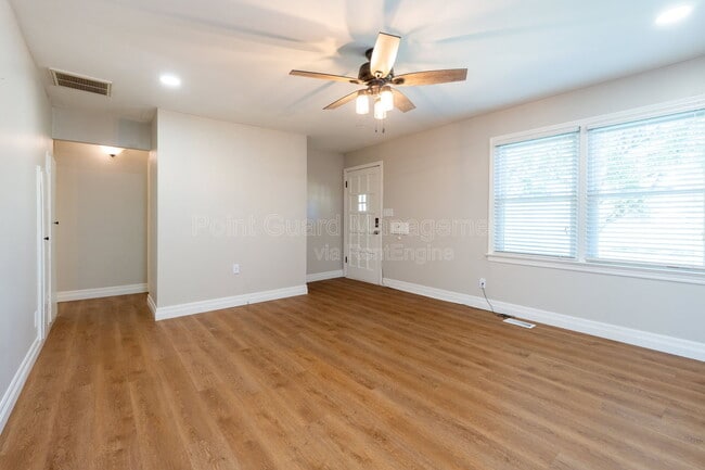 Building Photo - 547 N Custer St
