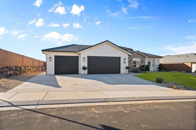 Building Photo - Beautiful Home Near Grandpa's Pond!!