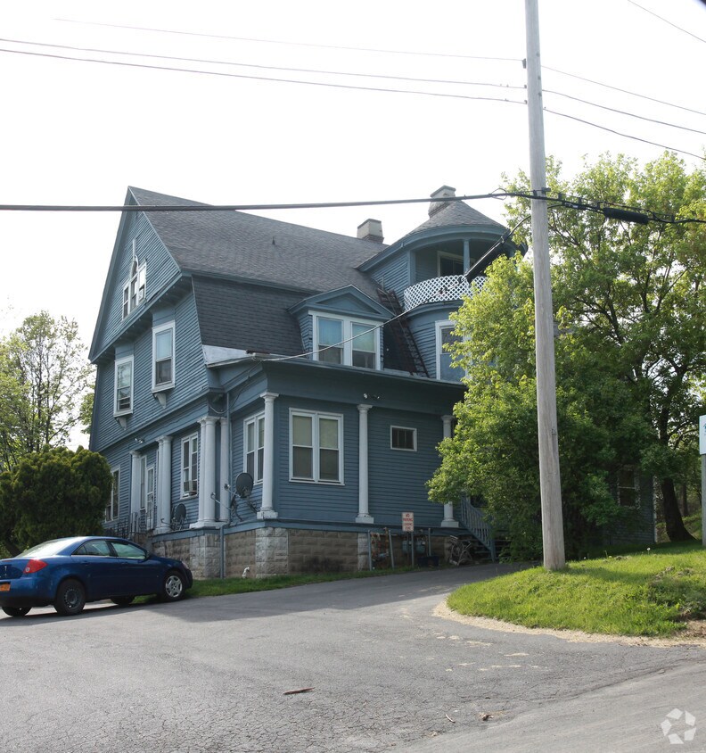 Primary Photo - 2000 W Genesee St