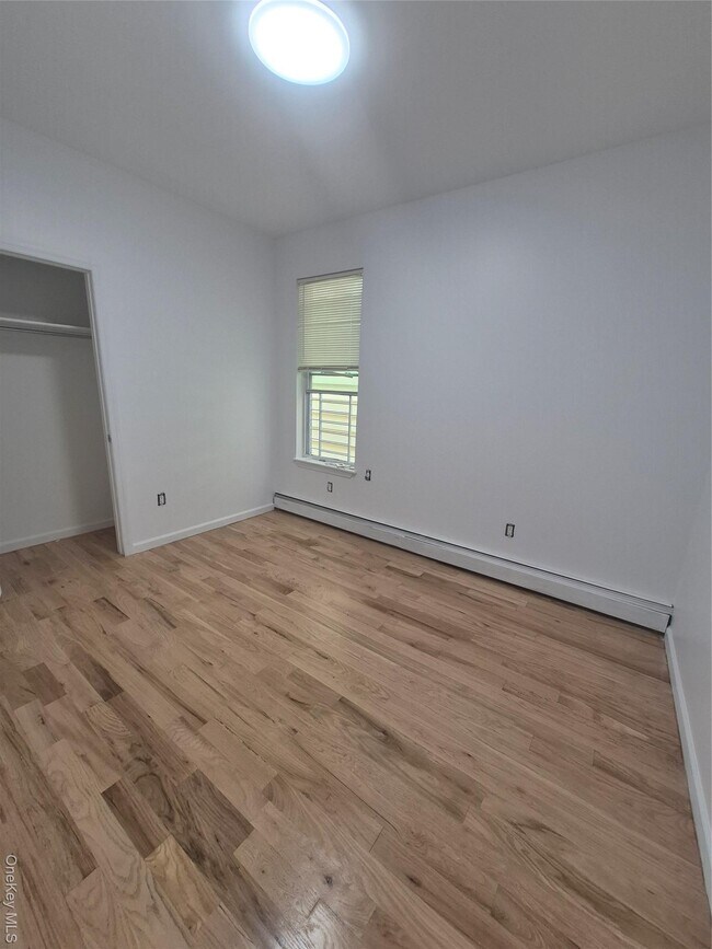 Foto del edificio - 829 E 226th St