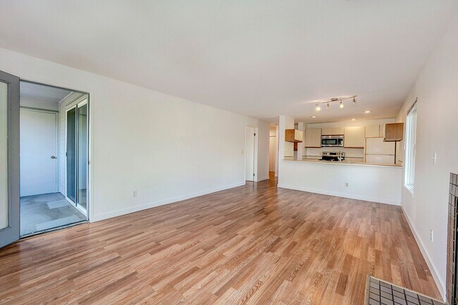 Foto del edificio - 2 bed 1.75 bath Apartment in Seattle