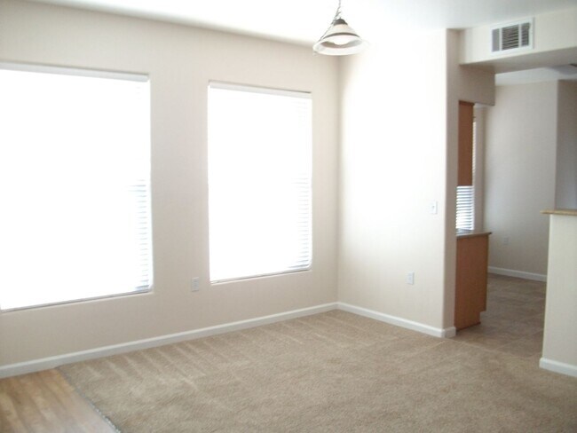 Building Photo - Well maintained 2 bedroom, 2 bath, 2-car t...