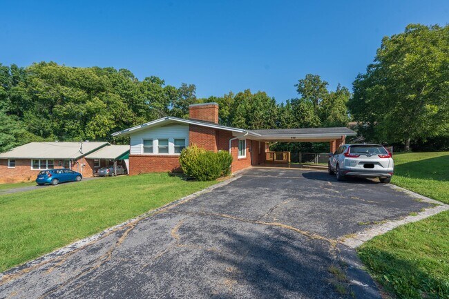 Building Photo - 3 bed and 2 bath house with Den downstairs...