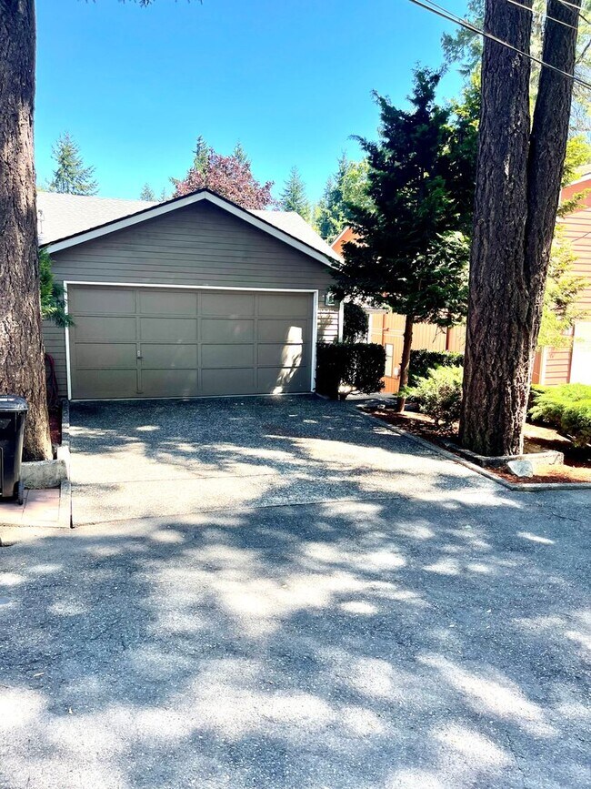 Building Photo - Large Unit! 2-Car Garage Parking! Don't Miss This One!