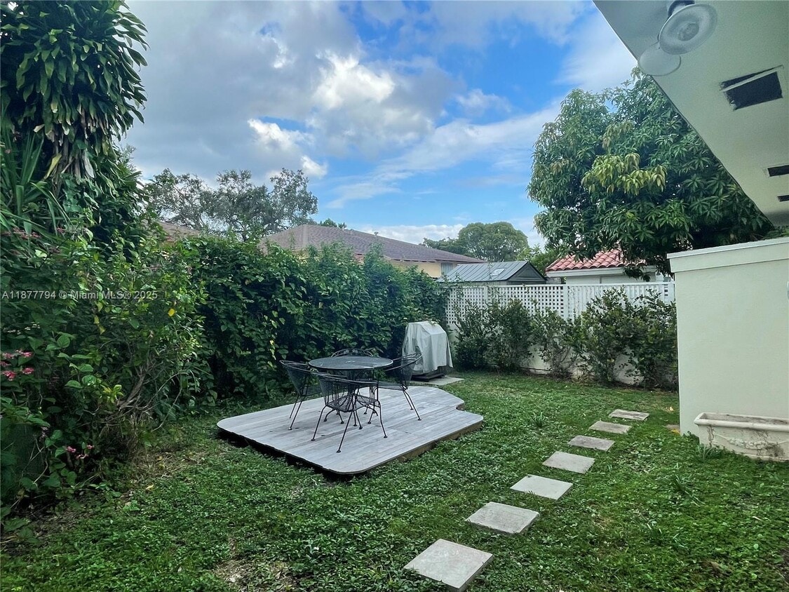 Foto principal - 2851 SW 26th St