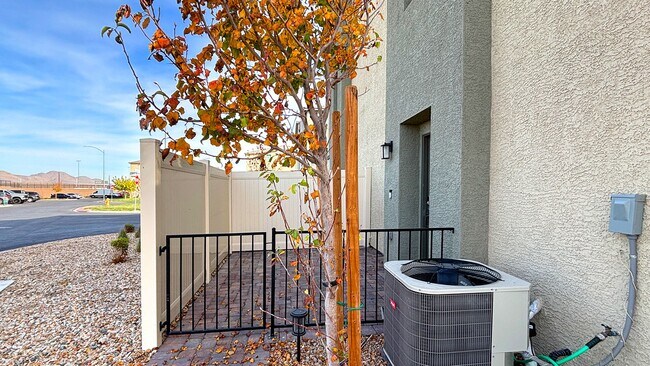 Foto del edificio - Wonderful 3 Bedroom townhouse with a 1 car garage - 3 levels located in North Las Vegas