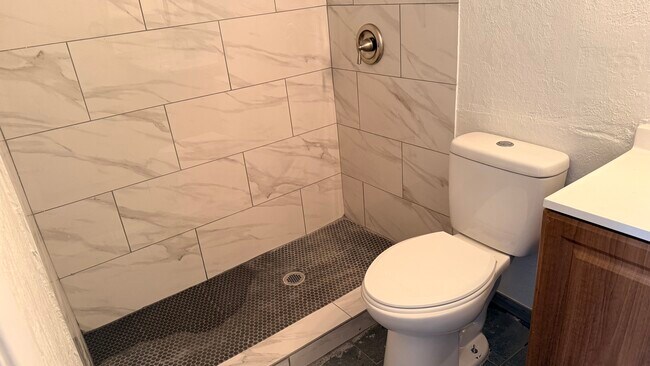 Foto del edificio - 8057 Meadow Rd