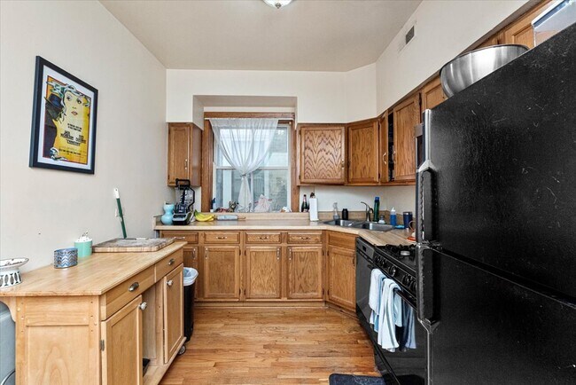 Building Photo - 910 W Gunnison St