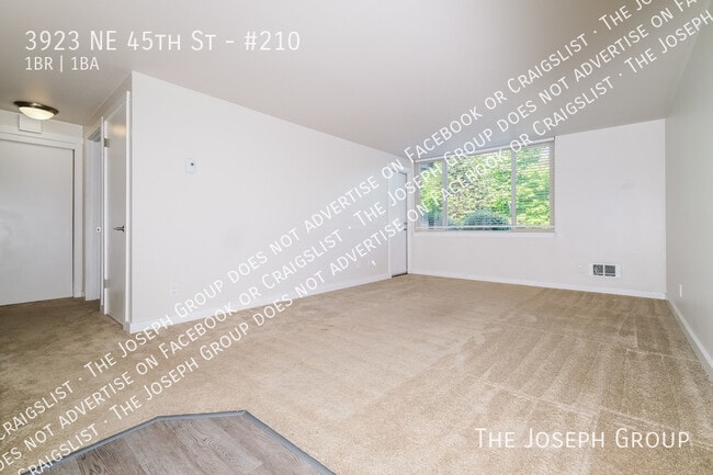 Building Photo - 3923 NE 45th St