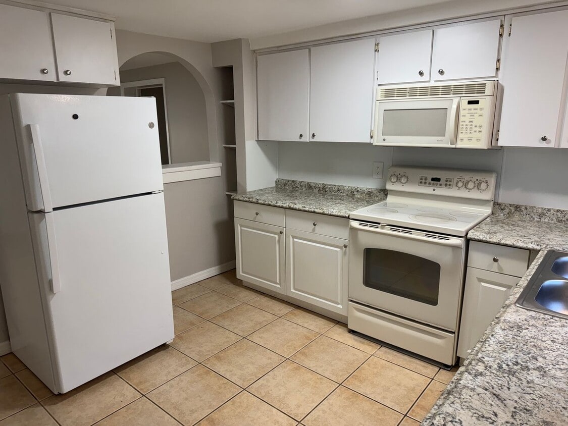 Primary Photo - Spacious 3-Bedroom, 2-Bath Triplex – Clean...