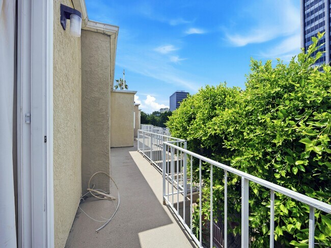 Building Photo - 4610 Densmore Ave