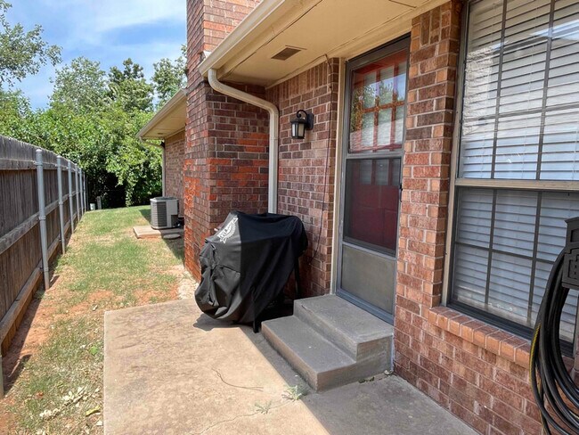 Building Photo - 773 Kingsgate Rd