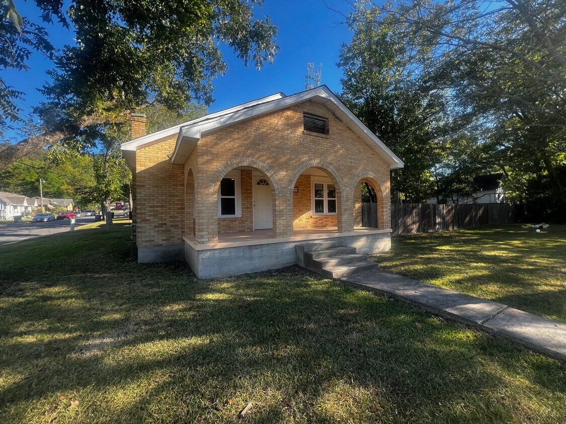 Primary Photo - 300 Gardner St