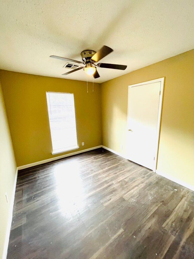 Building Photo - ** 3 bed 1.5 bath located across from Fraz...