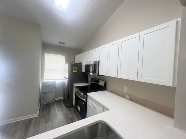 Foto del edificio - RENT SPECIAL! UPDATED MODERN UNIT! 3BR Clo...