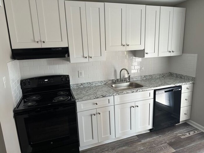 Building Photo - Totally Renovated 2-BR Apartment!!! Fantas...